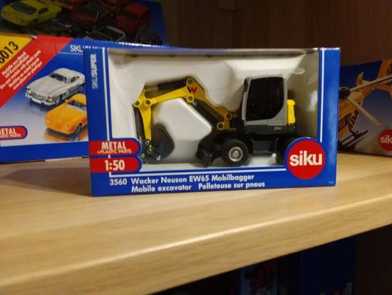 SIKU Wacker Neuson EW65 Mobilbagger, Artikel 3560, bewegliches Fahrwerk