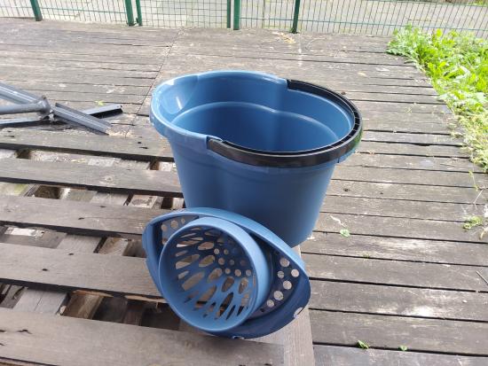 Blauer Eimer 12 Liter mit Ausguss