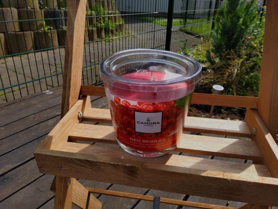 3-Docht-Duftkerze Rot mit roten Beeren