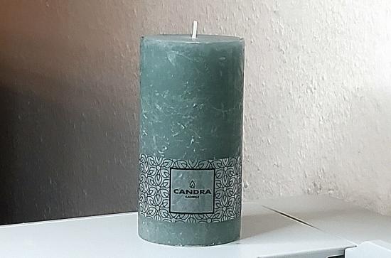 Candra Stumpenkerze Dark Sea Green/T�rkis 13 cm mit 43 Stunden Brenndauer