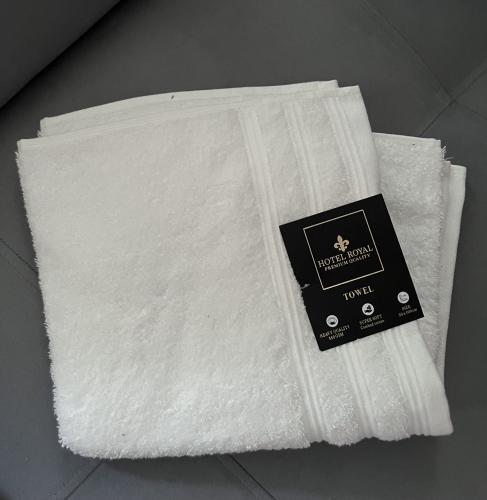 Hotel Royal Handtuch 50 x 100 cm aus Baumwolle