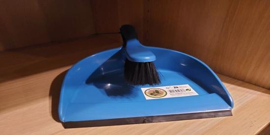 Kehrblech mit Schippe aus Kunststoff in Blau