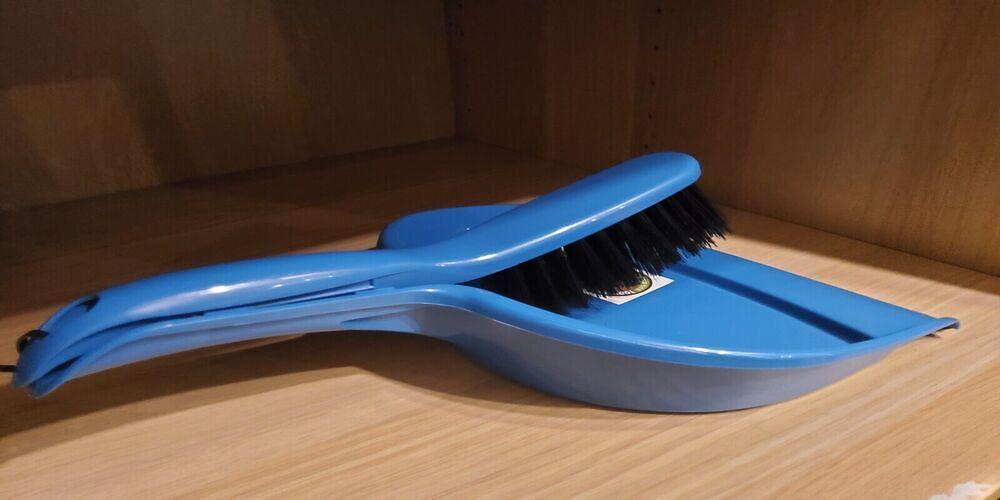 Kehrblech mit Schippe aus Kunststoff in Blau